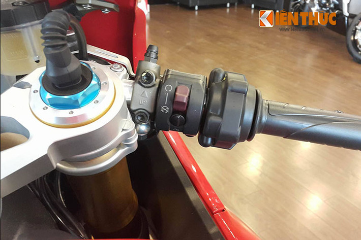 Hệ thống giảm xóc sau là loại Ohlins NIX30 cực cao cấp, cũng có khả năng điều chỉnh độ nhún tự do và tự động giống giảm xóc trước. Đi kèm với đó là cặp mâm đúc Marchesini hình đinh ba, lốp trước có kích cỡ 120/70/17 và lốp sau 200/55/17.