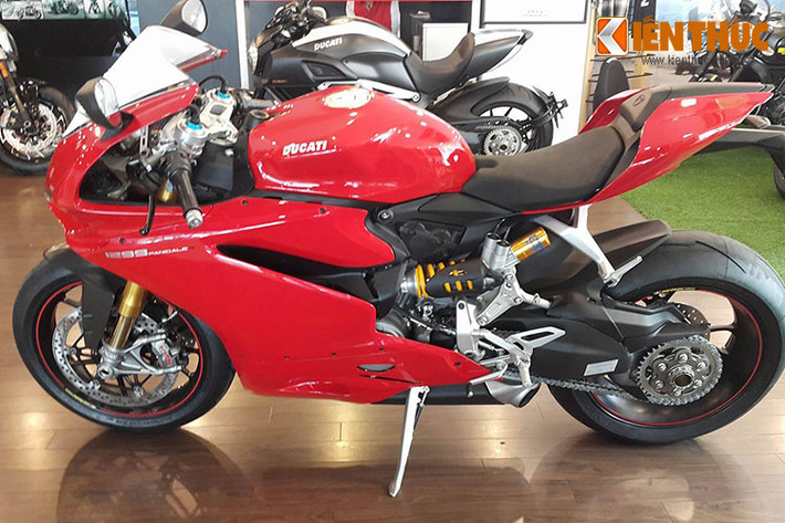 Ducati 1299 Panigale là phiên bản "hậu duệ" của dòng siêu môtô đình đám 1199 Panigale từng xuất hiện trước đây. Cũng giống như đàn anh 1199 Panigale, 1299 cũng được sản xuất và bán ra thị trường với 2 phiên bản là bản thường và bản S.