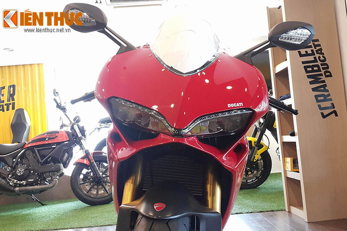 Trong đó, bản S được trang bị nhiều công nghệ hỗ trợ hiện đại hơn, nhưng không có sự thay đổi về công suất so với bản thường. Cũng giống như chiếc xe đầu tiên được Ducati Việt Nam đưa về Hà Nội, chiếc 1299 tại TP HCM là bản Panigale S cao cấp.