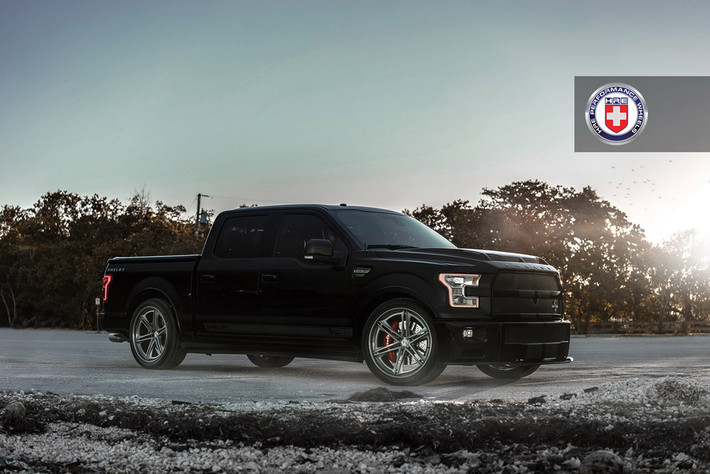Không độ theo hướng siêu bán tải off-road như Raptor, Shelby biến Ford F-150 Super Snake thành con quái vật đường phố. Đầu tiên, Shelby trang bị cho F-150 một bộ bodykit thể thao mới với cản trước, cản sau, nắp che thùng và nắp ca-pô với khe hút gió.