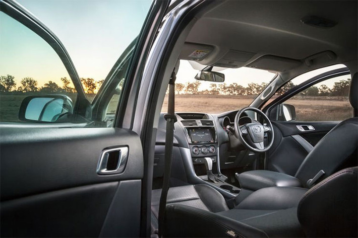 Tuy nhiên, điểm đổi mới đáng chú ý nhất trên mẫu xe bán tải Mazda BT-50 phiên bản nâng cấp mới này chính là những nâng cấp trong khoang nội thất. Hệ thống giải trí trên mẫu bán tải này được tích hợp Apple CarPlay và Android Auto trên màn hình cảm ứng 7 inch.