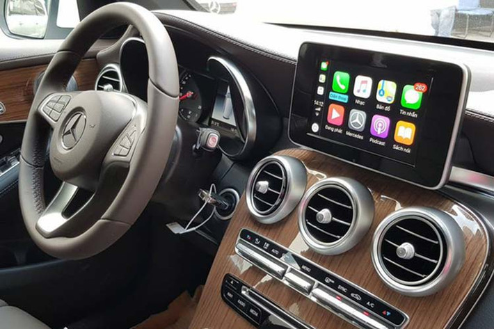 Bên trong, xe được trang bị kính cách nhiệt, cách âm, kính khoang sau màu tối, ghế trước chỉnh điện, nhớ 3 vị trí, hệ thống điều hòa tự động 2 vùng, màn hình thông tin giải trí 7 inch kết nối Apple CarPlay cùng hệ thống âm thanh vòm Burmester 13 loa, công suất 590 W...