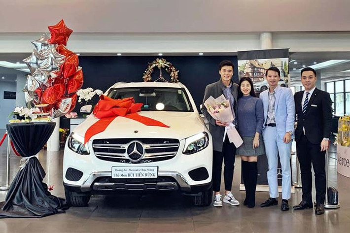 Trước thềm trận chung kết bóng đá nam Sea Games 30 giữa hai đội tuyển U22 Việt Nam và U22 Indonesia diễn ra tại Philippines vào ngày 10/12/2019 vừa qua, thông tin thủ môn Bùi Tiến Dũng được tặng chiếc SUV hạng sang Mercedes-Benz GLC đã được công bố. Đến hôm qua, ngày 24/12/2019, đúng vào lễ Giáng sinh, thủ môn trẻ tuổi đã nhận chiếc Mercedes-Benz GLC được tặng này.