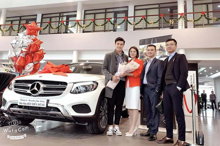 Trên trang Facebook cá nhân, Bùi Tiến Dũng đã đăng hình ảnh chiếc Mercedes-Benz GLC được tặng. "Một ngày để thấy những sự trân trọng không dễ kiếm tìm đã dành cho nhau. Cảm ơn những người đã luôn cười chân thành nhất với tôi khi tôi chưa được đẹp trai lắm. Chúc tất cả mọi người giáng sinh an lành", thủ môn sinh năm 1997 viết khi đăng ảnh lên Facebook cá nhân.