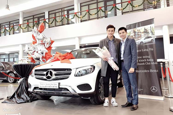 Chiếc Mercedes-Benz GLC của Bùi Tiến Dũng thuộc bản GLC 250 và được sơn màu trắng muốt. Tại Việt Nam. Giá xe Mercedes-Benz GLC 250 chính hãng bán ra thị trường khởi điểm từ 1,989 tỷ đồng.