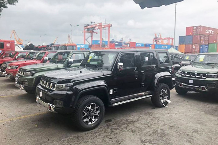 Loạt xe ôtô Trung Quốc BAIC BJ40L bản thương mại hiện đang nằm tại cảng Hải Phòng, theo những hình ảnh chụp được thì mẫu SUV Trung Quốc này trong thời gian sắp tới sẽ được phân phối tại Việt Nam với ba màu ngoại thất: đen, đỏ và xanh rêu quân đội.