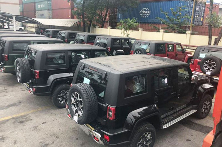 Lần đầu tiên trình làng trong triển lãm Ô tô Bắc Kinh 2018, mẫu xe BAIC BJ40L Plus mới này từng gây chú ý vì thiết kế ngoại thất khiến nhiều người liên tưởng đến một chiếc xe nhái Jeep và Hummer. BAIC BJ40L Plus trên thực tế chính là phiên bản cao cấp hơn của dòng SUV BJ40L.