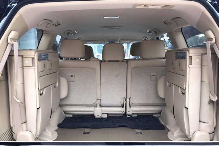 Xe được trang bị khối động cơ xăng V8, DOHC, Dual VVT-i, dung tích 4,6 lít với công suất tối đa 304 mã lực và mô-men xoắn cực đại 439 Nm, ddi kèm hộp số tự động 6 cấp. Tính năng an toàn gồm; hệ thống chống bó cứng phanh ABS, phân bổ lực phanh điện tử EBD, hỗ trợ lực phanh khẩn cấp BS, cân bằng điện tử VSC,... và 10 túi khí.
