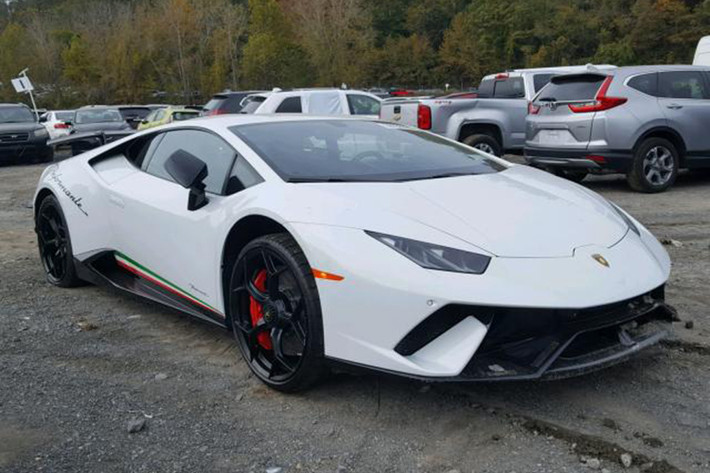 Chiếc siêu xe Lamborghini Huracan Performante đang rao bán trên trang Copart với giá khởi điểm chỉ từ 73.500 đô la (tương đương 1,7 tỷ đồng" đã gây không ít bất ngờ, xe chỉ mới lăn bánh được 4.261 km. So với giá bán lên đến 316.000 đô la của Lamborghini Huracan Performante mới, rõ ràng, mức rao bán của "siêu bò" này thấp hơn 1/4, đây là 1 điều kỳ lạ.