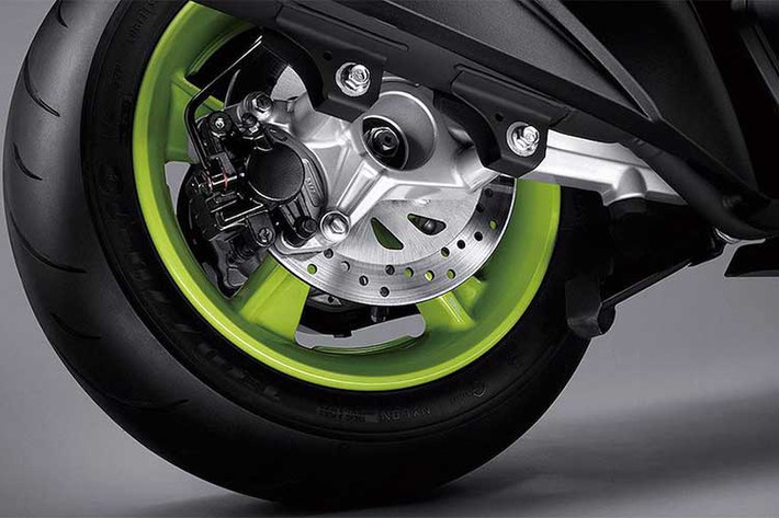 Với phiên bản 2018, hãng xe máy Yamaha đã bọc lại yên của Force 155 với 2 loại vải chống nước có bề mặt nhám/bóng khác nhau, kết hợp với những đường chỉ thêu tương phản khá đẹp mắt. Phanh đĩa đôi được trang bị cho cả hai bánh trước, sau nhưng không sử dụng chống bó cứng ABS.