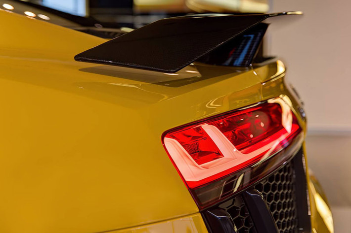 Audi R8 V10 đời mới chia sẻ khung gầm với Lamborghini Huracan và có vẻ về ngoài cũng ngầu chẳng kém.