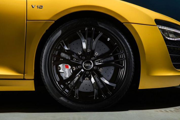 Audi R8 V10 plus sở hữu hệ dẫn động 4 bánh và hộp số ly hợp kép.