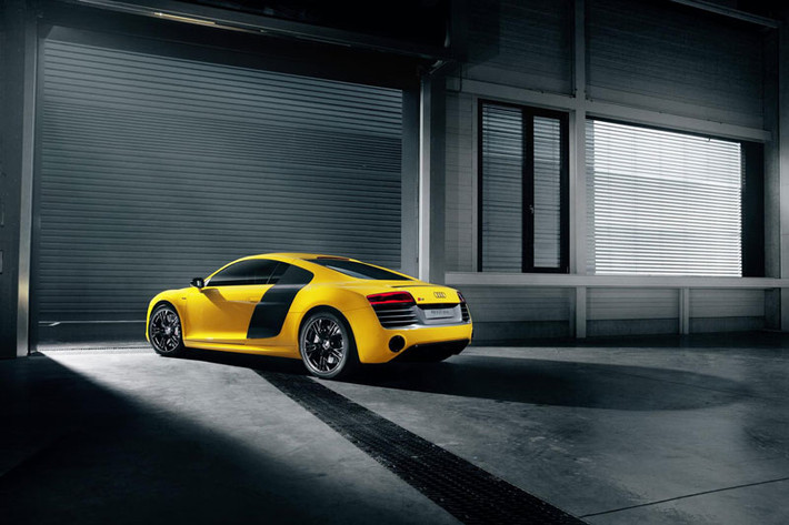 Audi R8 V10 plus 2016 với màu vàng cực chất, nó có trách nhiệm thay thế phiên bản đời cũ. Với phiên bản này, nó đã trở thành mẫu xe thương mại mạnh mẽ và nhanh nhất của Audi.