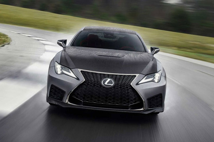 Hệ thống đèn pha trên Lexus RC F 2020 mới cũng được thiết kế lại, đèn LED theo kiểu xếp chồng lạ mắt. Không chỉ vậy nó còn đi kèm khả năng định vị ban ngày tích hợp xi nhan dưới dạng LED ấn tượng hơn.