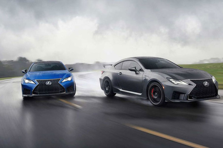 Tại thị trường Mỹ, giá xe Lexus RC F 2020 Track Hardcore bản cao cấp và mạnh mẽ nhất mức giá lên tới 96.650 USD (tương đương 2,247 tỷ đồng), đắt hơn 4.000 USD (khoảng 93 triệu đồng) so với một chiếc Lexus LC cơ sở bán ra từ 64.750 USD (khoảng 1,505 tỷ đồng).