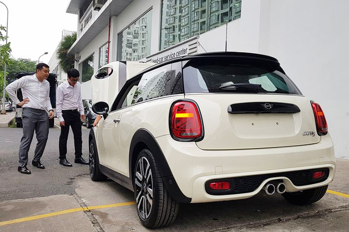 Xe tích hợp hệ thống MINI Connected bao gồm nhiều thông báo cần thiết như thông tin giao thông, kết nối 4G/LTE, hỗ trợ Apple CarPlay, và một số tính năng hỗ trợ cho điện thoại thông minh nhằm chỉ ra các tuyến đường hợp lý và thời gian khởi hành, dựa trên những gì hệ thống tìm được ở lịch trình hàng ngày... Ngoài ra, MINI phiên bản mới có trang bị sạc điện thoại không dây trong khoang lưu trữ tại tay vịn trung tâm.
