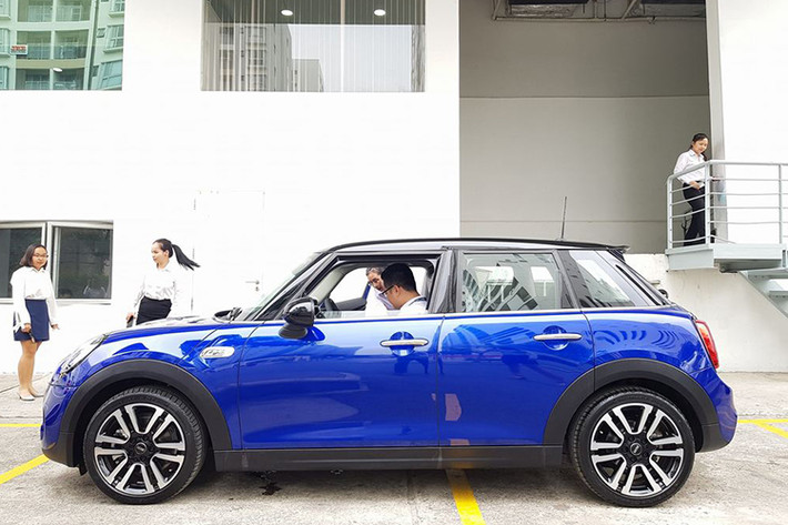 Tại Việt Nam, xe MINI mới sẽ có 3 màu sơn hoàn toàn mới, trong đó nổi bật là màu Cam Solaris. Ở mặt trước, thay đổi thiết kế đèn pha tròn đặc trưng trên MINI phiên bản nâng cấp giúp xe nhìn mạnh mẽ hơn.