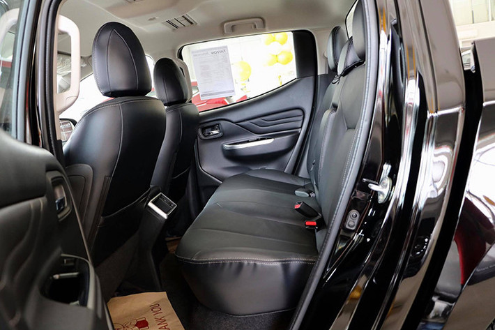 Ngoài ra, 2 phiên bản MIVEC 4x2 và 4x4 của Mitsubishi Triton 2019 còn sở hữu phanh chống bó cứng ABS, phân bổ lực phanh điện tử EBD, phanh khẩn cấp BA, cân bằng điện tử và kiểm soát lực kéo ASTC, chìa khóa thông minh và khởi động nút bấm. Khối lượng xe là 1.810 kg trên phiên bản 4x2 AT-MIVEC, trong khi bản 4x4 AT-MIVEC nặng 1.925 kg.