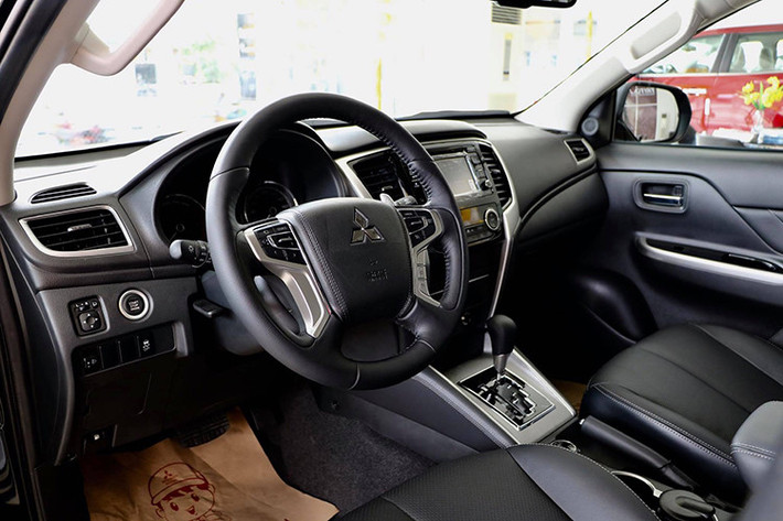 Về nội thất, Triton 2019 được trang bị vô lăng bọc da tích hợp nút bấm điều khiển âm thanh, kiểm soát hành trình và lẫy chuyển số, điều hòa tự đông 2 vùng độc lập, ghế lái chỉnh điện 8 hướng. Hệ thống giải trí gồm màn hình hiển thị đa thông tin 6,75 inch tích hợp Android Auto, Apple CarPlay hỗ trợ kết nối USB/Bluetooth cùng 6 loa âm thanh.