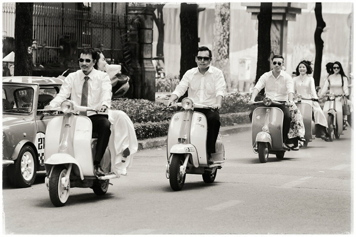 Trên đường phố Sài Gòn những năm 60-70 không khó để bắt gặp những chiếc xe máy Vespa cổ đẹp như thế này.