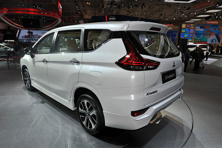 Cùng được nhập khẩu nguyên chiếc từ Indonesia, mẫu MPV 5+2 này được bán tại Thái Lan với hai phiên bản: GLS Limited số sàn giá từ 779.000 baht (hơn 550 triệu đồng) và GT số tự động giá từ 849.000 baht (603 triệu đồng), tương đương giá xe tại Việt Nam với bản số sàn, nhưng rẻ hơn gần 50 triệu đồng ở bản số tự động.