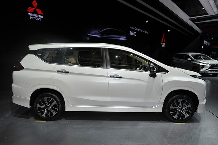 Xe vẫn sở hữu các thông số dài x rộng x cao lần lượt là 4.475 x 1.750 x 1.700 mm, Mitsubishi Xpander mới ngắn hơn Toyota Innova xấp xỉ 25cm về chiều dài tổng thể, vì vậy Xpander dễ bị gắn “mác” 5+2, thay vì một chiếc xe đa dụng 7 chỗ đầy đủ. Tuy nhiên mẫu crossover MPV của Mitsubishi lại gây bất ngờ bởi sự rộng rãi.