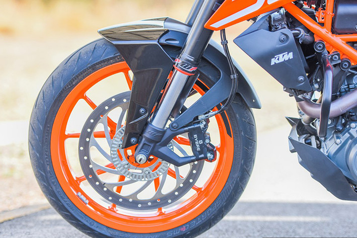 Nhìn chung, đó là tất cả những thay đổi của Duke 250 ABS 2019 so với phiên bản cũ. Chỉ có hệ thống treo và động cưo xả là không có gì thay đổi. Cụ thể, hệ thống treo của xe vẫn được hãng xe máy KTM trang bị phuộc hành trình ngược ở trước và giảm xóc lò xo trụ đơn ở phía sau mang thương hiệu WP.