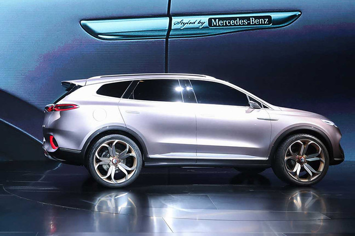 Do thương hiệu xe sang Đức thiết kế, mẫu xe ôtô điện Denza X của Trung Quốc này mang kiểu dáng crossover cỡ trung "na ná" một số mẫu xe hạng sang nhà Mercedes-Benz từng xuất hiện trên thị trường.