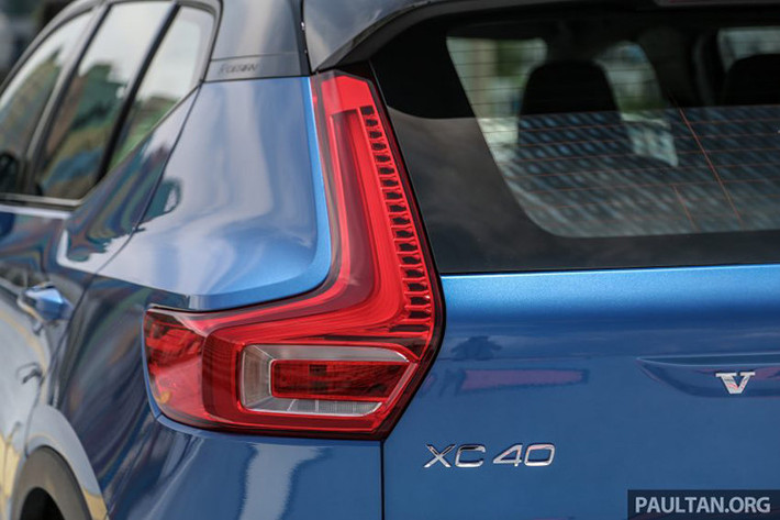 XC40 2019 mới cũng hãng xe ôtô Volvo trang bị hệ thống cụm ống xả đơn hình chữ nhật lắp đối xứng 2 bên. Cụm đèn hậu “kế thừa” từ người anh XC90 và gương chiếu hậu có thể chỉnh điện.