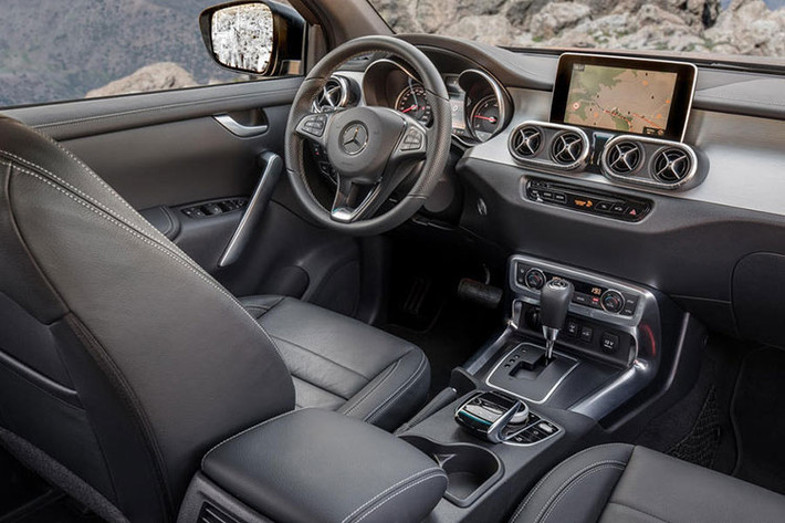 Mercedes-Benz X-Class mới được trang bị nhiều công nghệ an toàn tiên tiến như: hệ thống cảnh báo chệch làn đường, nhận biết bảng hiệu giao thông, hỗ trợ phanh khẩn cấp, camera 360...Mercedes-Benz từng cho biết, hệ thống treo trên X-Class mang đến sự êm ái khi kết hợp với hệ thống treo đa liên kết phía sau.
