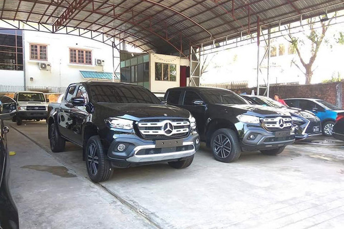 Bán tải Mercedes-Benz X-Class đầu tiên của thương hiệu xe sang đến từ Đức và đã được ra mắt lần đầu vào năm 2017. Tiuy nhiên, nó chủ yếu chỉ được phân phối tại thị trường châu Âu, Nam Phi, Úc và Brazil. Ngay tại sự kiện ra mắt Mercedes-Benz X-Class tại Úc vào tháng 8/2018, đại diện của Mercedes-Benz Malaysia cũng đã xác nhận rằng mẫu xe bán tải hạng sang này sẽ không được phân phối tại thị trường Đông Nam Á.