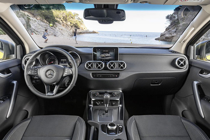 Điểm nổi bật của Mercedes-Benz X-Class không nằm ở khối động cơ cũng như hộp số mà lại nằm ở các trang thiết bị tiện nghi bên trong chiếc xe. Ở vị trí trung tâm, có thể dễ dàng bắt gặp thiết kế đặc trưng của dòng xe Mercedes-Benz đã được áp dụng trên mẫu xe bán tải X-Class như vô-lăng ba chấu tích hợp nút điều khiển, màn hình giải trí, bảng điều khiển trung tâm đều được bố trí gọn gàng.