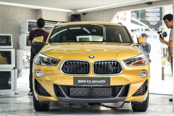 Hiện tại đối thủ của BMW X2 là Mercedes-Benz GLA đang được phân phối với 3 mẫu xe trên thị trường là GLA 200 giá 1,619 tỷ đồng, GLA 250 giá 1,859 tỷ đồng và cuối cùng là GLA 45 AMG có giá lên tới 2,399 tỷ đồng. Còn đối thủ Audi Q2 chỉ có giá bán theo công bố là 1,6 tỷ đồng.