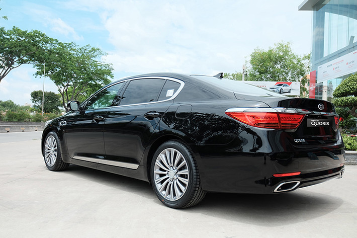 Kia Quoris là mẫu sedan hạng sang cỡ lớn cao cấp vừa được Thaco giới thiệu tại thị trường Việt Nam. Đây cũng là mẫu sedan cỡ lớn trang bị hệ thống dẫn động cầu sau đầu tiên của Kia, đạt mức độ hài lòng cao nhất của khách hàng tại thị trường Mỹ.
