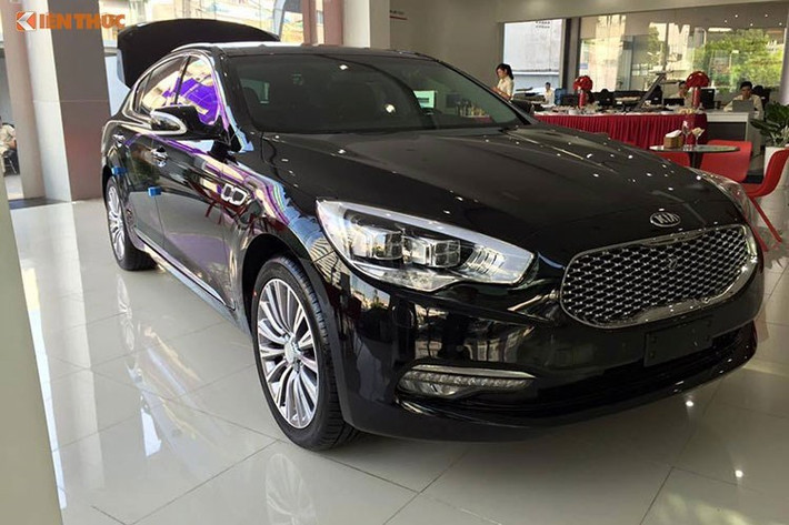 Các trang bị an toàn của xe cũng được chú ý với hệ thống hỗ trợ đỗ xe với 4 camera 360 độ, Hệ thống cân bằng điện tử ESP cao cấp, hệ thống ổn định thân xe cải tiến AVSM, hệ thống ga tự động tiên tiến ASCC, cảnh báo điểm mù BSD, 9 túi khí...