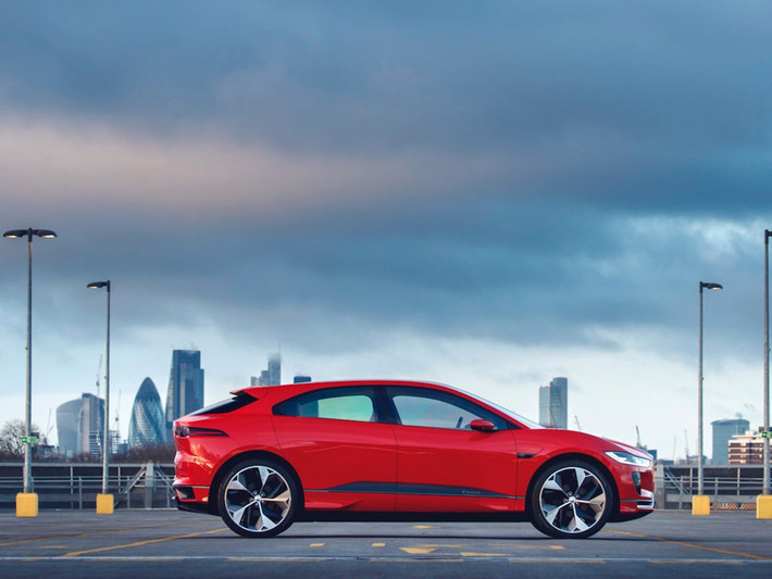 Mẫu crossover thuần điện là đối thủ cạnh tranh với Tesla Model X. Đây cũng là chiếc xe điện đầu tiên của thương hiệu Anh quốc. Jaguar I-Pace chạy điện sở hữu 2 động cơ điện cho tổng công suất 394 mã lực và mô men xoắn 696 Nm. Ắc quy lithium-ion 90 kWh đặt thấp giữa 2 trục. Khả năng tăng tốc 0-100 km/h chỉ trong 4,5 giây, tầm hoạt động tối đa của xe mỗi lần sạc đầy ước tính khoảng 480 km.