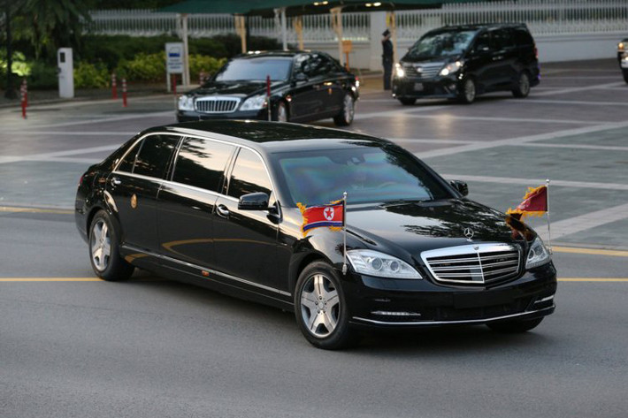 Đây là mẫu xe bọc thép được Mercedes-Benz phát triển với mục đích chuyên chở, bảo vệ các chính khách và các nhân vật quan trọng, đạt cấp bảo vệ VR9 (theo BRV2009, version 2). Ở thủ đô Bình Nhưỡng, nhà lãnh đạo Triều Tiên Kim Jong Un sử dụng ít nhất 3 chiếc xe này.