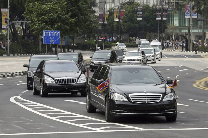 Theo thông số kỹ thuật của mẫu siêu xe sang chống đạn này thì cửa sổ xe cũng được Mercedes-Benz chế tạo riêng bằng loại kính chống đạn đặc biệt - khác hoàn toàn những mẫu xe thương mại khác. Ngoài ra cửa sổ của nó còn được phủ polycarbonate ở mặt trong để chống bị vỡ vụn ngay cả khi bị bắn bằng súng AK ở tầm gần.