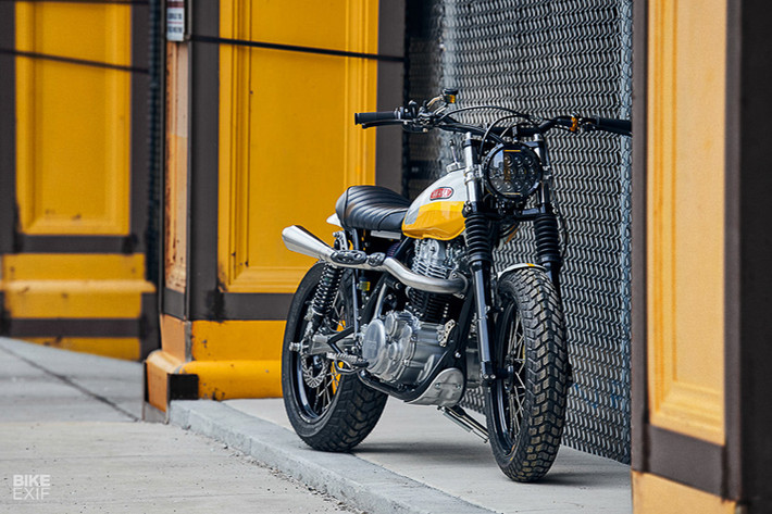 Yamaha SR500 Scrambler là bản độ được thực hiện bởi nhiếp ảnh gia Daniel Peter, anh có niềm đam mê thực sự với phong cách Scrambler đầy cá tính và anh đã quyết định lựa chọn mẫu xe SR500 của Yamaha để thực hiện hoá đam mê của mình. Để tăng thêm độ hầm hố cho bản độ, Peter đã trang bị thêm hệ thống phuộc trước của Kawasaki Ninja ZX-6R, phuộc sau Gazi kết hợp cùng bộ vành 17 inch bằng nhôm với trọng lượng nhẹ.