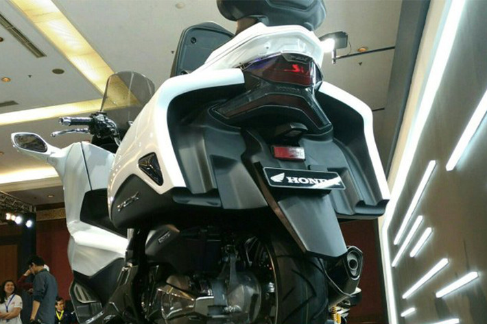 Phần đèn hậu của PCX 150 Touring vẫn giữ nguyên thiết kế của bản tiêu chuẩn với hình chữ X cách điệu. Trong khi đó hai bên đuôi xe được trang bị thêm thùng chứa đồ, ốp sát đuôi và dè chắn bùn sau. Nhìn chung phần đuôi xe khá lớn, tạo cảm giác như siêu môtô Honda Goldwing.