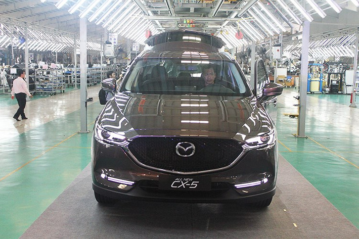 Riêng bản 2.0L có giá giảm 10 triệu đồng so với thời điểm ra mắt nhưng vẫn còn cao hơn 10 triệu đồng so với giá mà Thaco công bố áp dụng từ đầu năm tới. Ngoài ra các phiên bản CX-5 thế hệ cũ vẫn giữ nguyên giá bán đã được giảm sâu là 829 và 879 triệu đồng với 2 phiên bản 2.5 dẫn động 1 cầu và 2 cầu, tuy nhiên số lượng xe không còn nhiều.