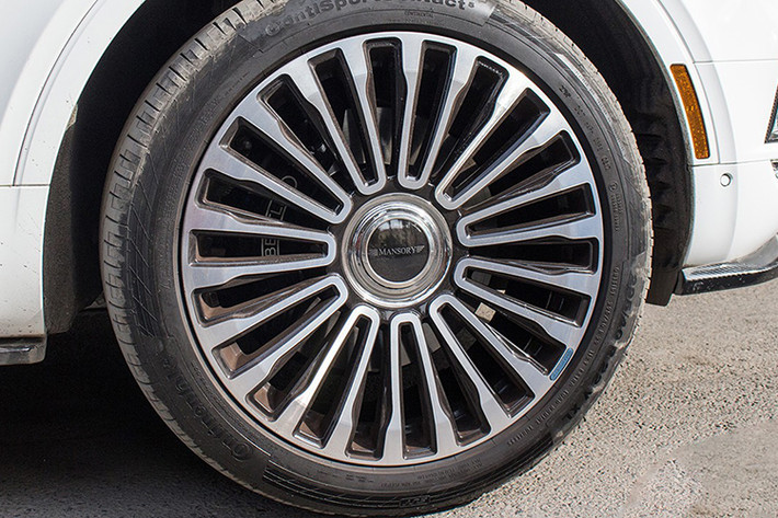 Vòng ra phía đuôi xe, chiếc Bentley Bentayga nhận được nâng cấp nổi bật là cánh lướt gió cố định và cản va sau bằng sợi carbon. Để mang đến sự lạ mắt cho bản độ của chiếc Bentley Bentayga, người chơi xe Hà Nội không quên trang bị "dàn chân khủng" đa chấu này do hãng độ Hamann thiết kế. Đi kèm với đó là hệ thống ống xả từ Mansory.
