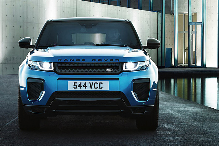 Để kỷ niệm 6 năm ngày mẫu xe Range Rover Evoque chính thức được đưa vào dây chuyền sản xuất thương mại tại nhà máy ở Halewood, Anh đồng thời đánh dấu mốc 600.000 chiếc Range Rover Evoque xuất xưởng trong suốt 6 năm qua, hãng Land Rover đã quyết định tung ra phiên bản đặc biệt của dòng SUV này với tên gọi là Evoque Landmark Edition.