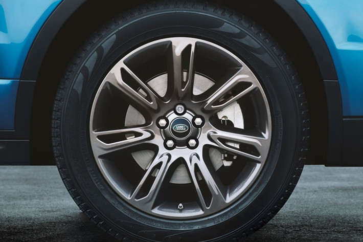 Bên trong nội thất, Range Rover Evoque Landmark được trang bị các chi tiết màu xám đậm ở cụm điều khiển trung tâm, bọc bằng da sần màu đen gỗ mun cùng với đường chỉ khâu màu trắng Light Lunar nổi bật. Những trang bị của xe bao gồm hệ thống thông tin giải trí InControl Touch Pro với màn hình cảm ứng 10 inch, hệ thống Wi-Fi 4G, điều khiển từ xa Remote Premium tích hợp trên smartphone...