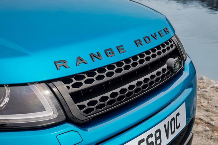 Land Rover cho biết, những khách hàng đặt mua mẫu xe Range Rover Evoque Landmark sẽ có 3 tùy chọn màu sơn ngoại thất là xanh dương Moraine Blue, trắng Yulong White hoặc xám Corris Grey.