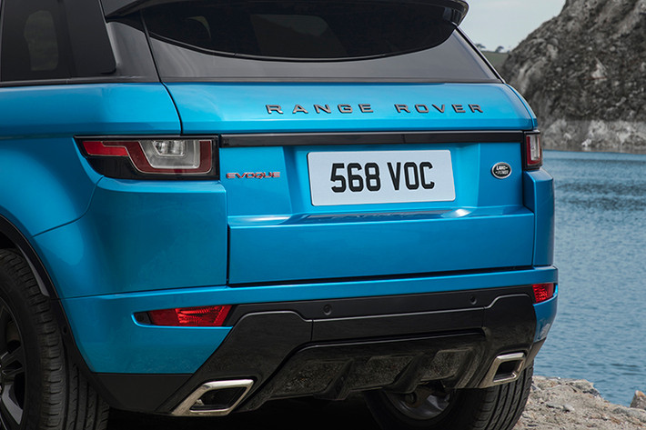Điểm khác biệt về ngoại thất của Range Rover Evoque Landmark phiên bản đặc biệt này so với phiên bản Evoque tiêu chuẩn từng ra mắt trước đó nằm ở những chi tiết màu xám kim loại như lưới tản nhiệt.