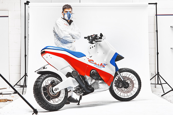 Cub Cubed còn từng được hãng độ Deus mang đến triển lãm EICMA 2017 vừa diễn ra tại Ý và thu hút được khá nhiều sự chú ý bởi chiếc xe có ngoại hình "kỳ cục" không kém mẫu Cub EZ 90 của Honda. Deus đã phải nhờ đến studio Kaos Design tại Milan để tái tạo lại hình bóng của EZ-90.