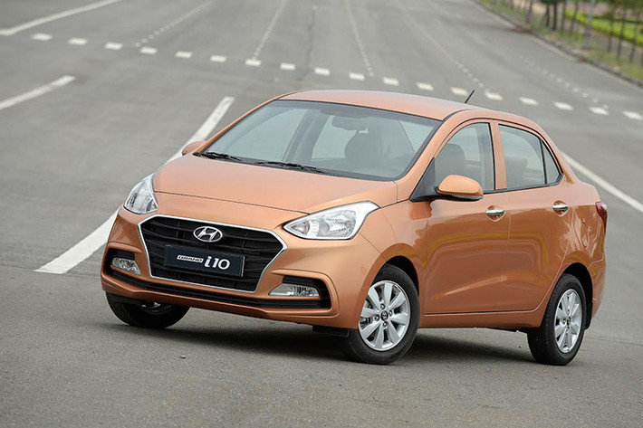 Hyundai Grand i10 với 2 lựa chọn động cơ, gồm động cơ Kappa 1.0L: Cung cấp công suất 66 mã lực tại 5.500 vòng/phút cùng Momen xoắn cực đại 94Nm tại 3.500 vòng/phút; Động cơ Kappa 1.2L: Cung cấp công suất 87 mã lực tại 6.000 vòng/phút cùng Momen xoắn cực đại 120Nm tại 4.000 vòng/phút. Hộp số đi kèm là hộp số tự động 4 cấp hoặc số sàn 5 cấp.