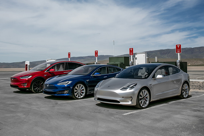 Hướng vào những dòng xe sang cỡ trung như BMW 3 Series hay Mercedes C-Class, Tesla Model 3 sẽ có giá khởi điểm chỉ 35.000 USD (tương đương 780 triệu đồng). Ông Elon Musk hy vọng rằng Tesla có thể sản xuất được khoảng 500.000 chiếc xe mỗi năm tại nhà máy Gigafactory ở Mỹ trước khi chính thức giao xe tới khách hàng vào cuối năm nay.