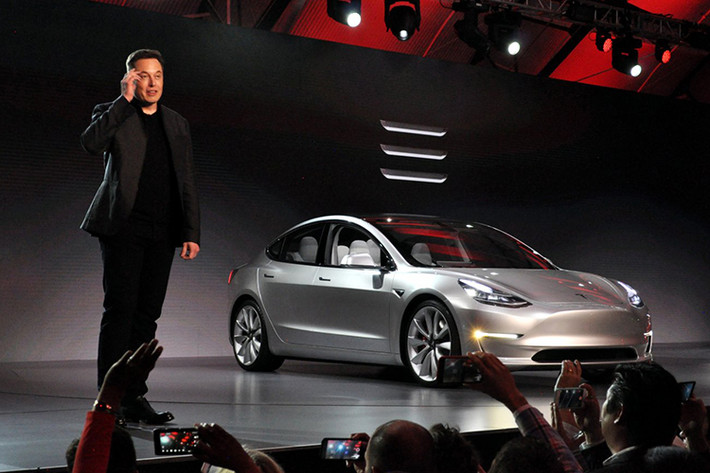 Hiện hãng xe ôtô điện Tesla vẫn chưa công bố nhiều thông số chính thức của Model 3. Tuy nhiên theo những thông tin trước đó, Tesla Model 3 sẽ được trang bị hệ dẫn động cầu sau tiêu chuẩn. Trong tương lai, Tesla Model 3 sẽ có cả phiên bản dẫn động 4 bánh và sử dụng 2 mô-tơ điện.